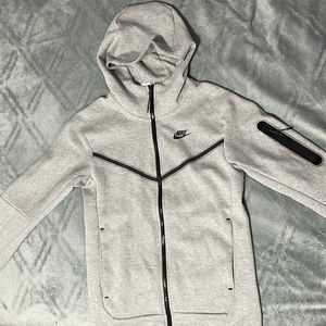 grey nike tech in good condition only worn once